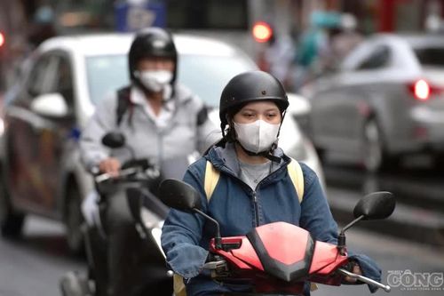 Hình ảnh người Hà Nội mặc áo khoác, áo mưa 'đón' gió lạnh đầu mùa