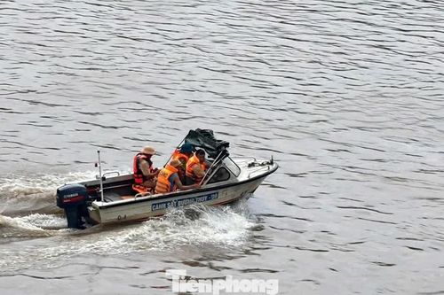 Huy động nhiều lực lượng tìm cán bộ kiểm lâm mất tích trên sông Hồng