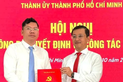 Trao quyết định của Ban Thường vụ Thành ủy TPHCM về công tác cán bộ