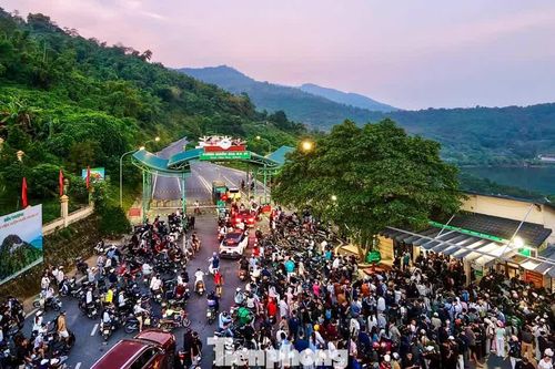 Đông nghịt khách đổ về Ba Vì săn mây từ mờ sáng
