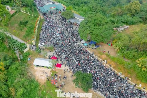 Đông nghịt khách đổ về Ba Vì săn mây từ mờ sáng
