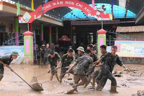 Sư đoàn 324 giúp người dân khắc phục hậu quả, bảo vệ môi trường sau lũ