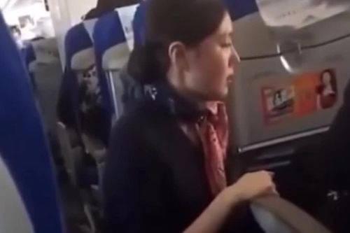TIN NHANH: Hành khách bị cấm bay vĩnh viễn sau khi bắt tiếp viên quỳ xin lỗi