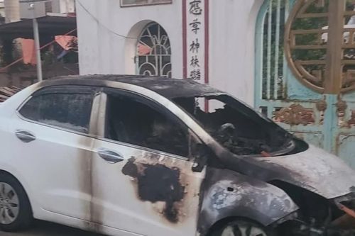 Công an xác minh vụ ô tô bị cháy khi đỗ trước đình làng ở Hà Nội