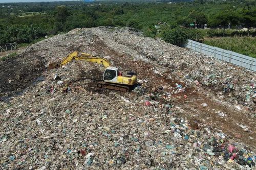Toàn cảnh núi rác tra tấn người dân suốt 16 năm