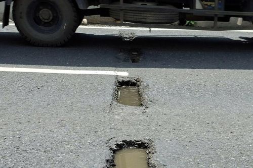 Mặt đường hầm chui dài 455m xuất hiện nhiều ổ gà, tài xế thót tim phanh gấp