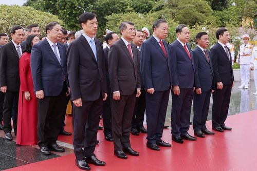 Đoàn đại biểu Ban chấp hành Trung ương tưởng niệm các Anh hùng liệt sĩ
