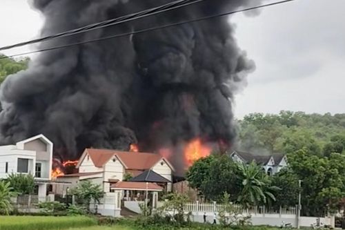 Cháy nhà xưởng ở Hà Nội, khói đen bốc cao