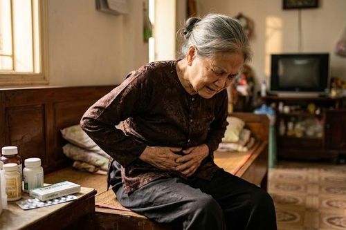 Bơm nước vào hậu môn, cụ bà vỡ đại tràng