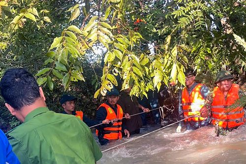 Nước lũ dữ cuốn trôi hai người đi cắm trại, một thanh niên tử vong