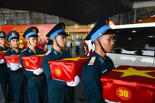 Xúc động máy bay quân sự chở đợt lớn nhất: 15.401 mẫu hài cốt liệt sĩ ra Hà Nội
