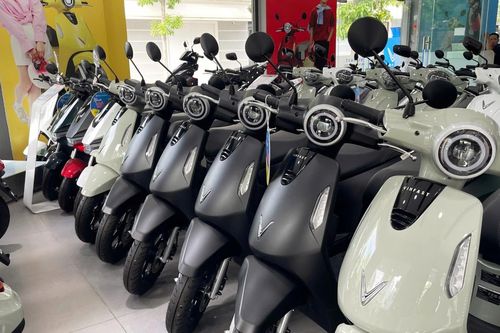 Lượng xe máy mới tăng mạnh dịp cuối năm, khách Việt có nhiều sự lựa chọn giá tốt