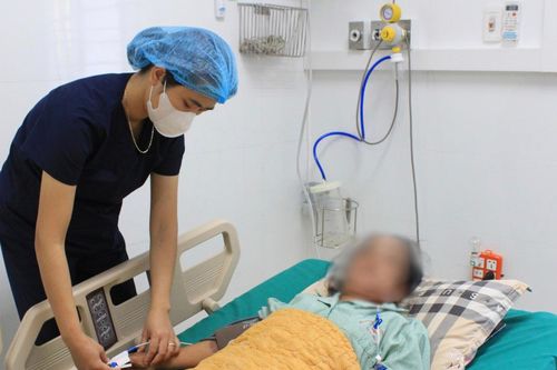Gia đình 4 người phải đi viện sau bữa trưa có món rau trồng trong vườn nhà
