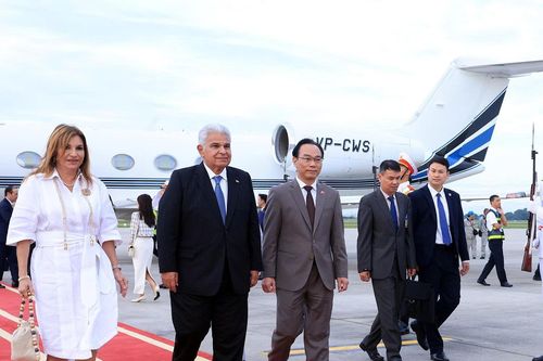 Tổng thống Panama và phu nhân đến Hà Nội, lần đầu thăm Việt Nam