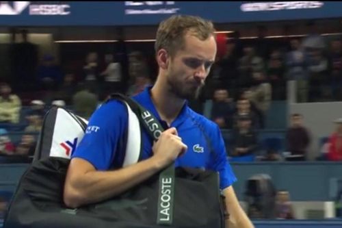 Medvedev bị xử thua vì hành động gây sốc, Djokovic vào chung kết China Open
