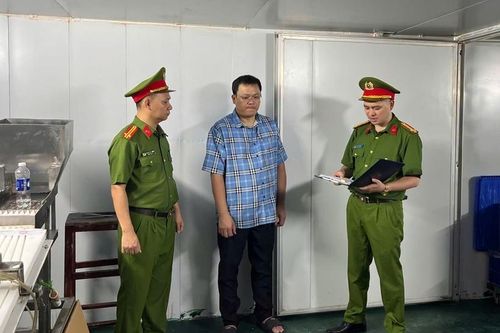 Triệt phá đường dây sản xuất hàng triệu lọ C sủi giả