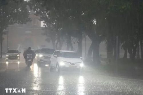 Hà Nội giảm liền 6 độ khi đợt không khí lạnh bắt đầu tràn về kèm mưa lớn