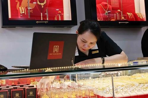 Giá vàng SJC 'án binh bất động' dù giá vàng thế giới tăng