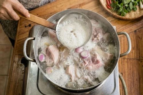Nước luộc thịt nổi nhiều bọt có nguy hiểm không? Sự thật nhiều người chưa biết