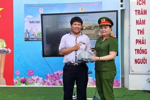 Tuyên truyền pháp luật ATGT cho gần 900 học viên tại Trung tâm GDTX Cà Mau