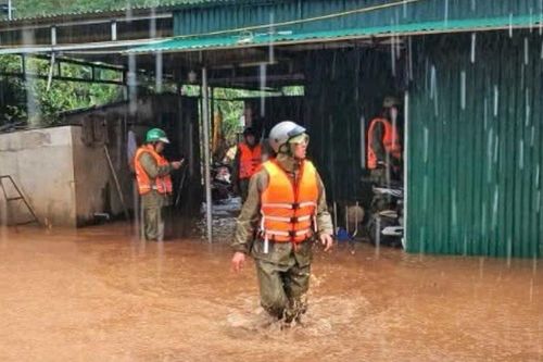 Mưa lớn kéo dài, cảnh báo lũ quét, sạt lở từ Hà Tĩnh đến Quảng Ngãi