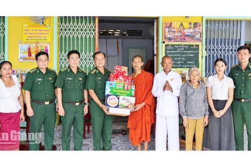 Bộ đội Biên phòng tỉnh An Giang trao 23 phần quà nhân lễ Sen Dolta