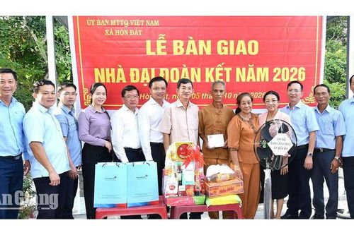 Hòn Đất trao nhà Đại đoàn kết cho hộ có hoàn cảnh khó khăn