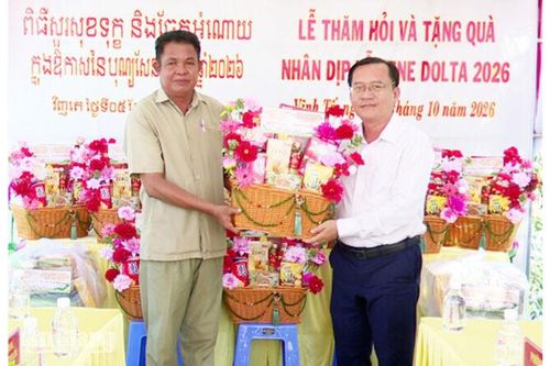Vĩnh Tế trao 113 phần quà tại Campuchia nhân lễ Sen Dolta
