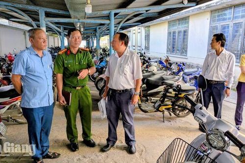 An Giang kiểm tra các điểm trông giữ xe tại Chợ Mới
