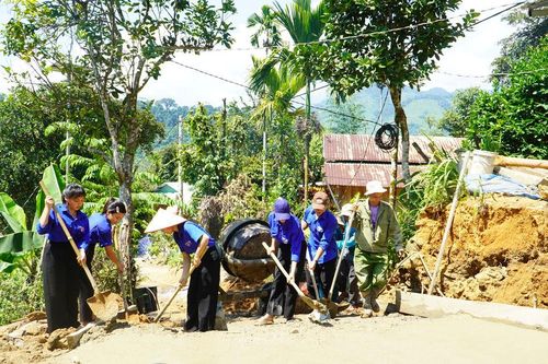 Gần 100m đường bê tông được tuổi trẻ vùng cao góp sức hoàn thiện