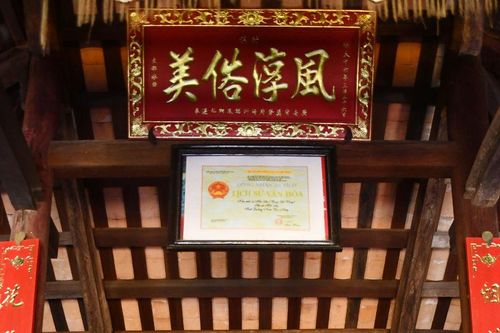 Hoành phi trong không gian thờ tự