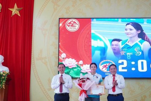 Trà Tân khen thưởng đột xuất nữ sinh viên Ca Dong vô địch bóng chuyền toàn quốc