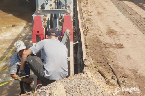 Tháo dỡ cầu tạm bắc qua sông Buông phục vụ thi công cao tốc Biên Hòa - Vũng Tàu