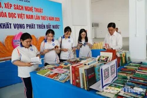 Chụp ảnh với sách