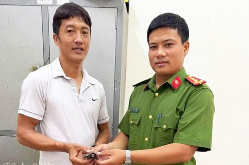 Một người dân tự nguyện giao nộp rùa hộp lưng đen nhặt được khi làm rẫy