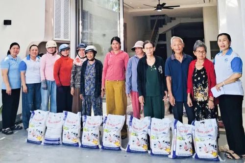 Trao 100 suất quà cho hội viên, phụ nữ có hoàn cảnh khó khăn ở phường Bắc Cam Ranh