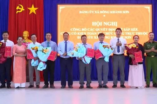 Đảng ủy xã Đông Khánh Sơn công bố các quyết định về sắp xếp, kiện toàn tổ chức đảng