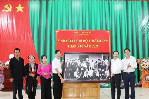 Chủ tịch UBND tỉnh Nguyễn Tuấn Anh dự sinh hoạt tại Chi bộ Hạnh Phúc