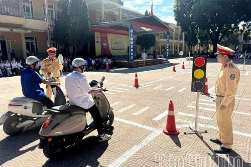 Trang bị kỹ năng an toàn giao thông cho học sinh lớp 10