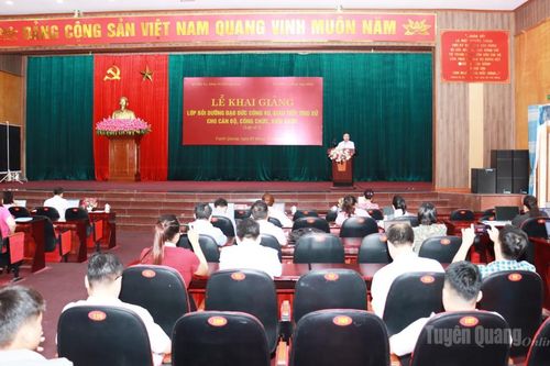 Gần 100 cán bộ, công chức được bồi dưỡng đạo đức công vụ, giao tiếp, ứng xử