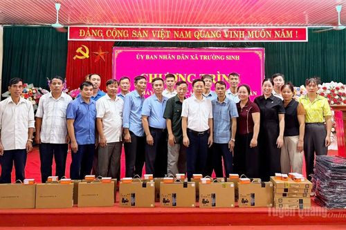 Bàn giao 18 máy tính và hệ thống loa truyền thanh thông minh tại xã Trường Sinh