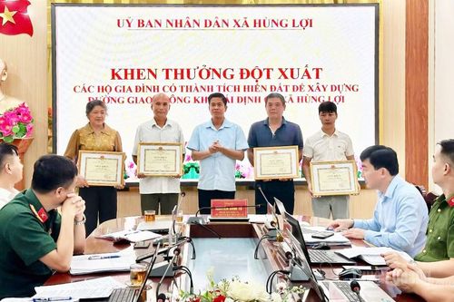 Hùng Lợi khen thưởng 6 hộ dân tự nguyện hiến đất làm đường
