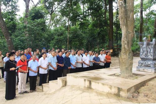Đoàn đại biểu người có uy tín trong đồng bào DTTS dâng hương tại Khu di tích quốc gia đặc biệt Tân Trào