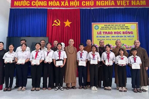 Khánh Hòa: Phân ban Phật tử Dân tộc Trung ương trao học bổng đến học sinh dân tộc thiểu số