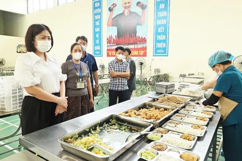Trường Tiểu học Quảng Bị 1 tổ chức lại bữa ăn bán trú