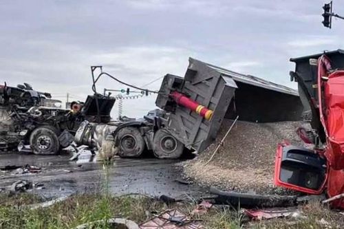 Hưng Yên: Hai ô tô đầu kéo đối đầu, hai lái xe bị thương