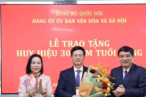 Phó Chủ tịch Quốc hội Nguyễn Thị Thanh dự Lễ Trao tặng huy hiệu 30 năm tuổi Đảng