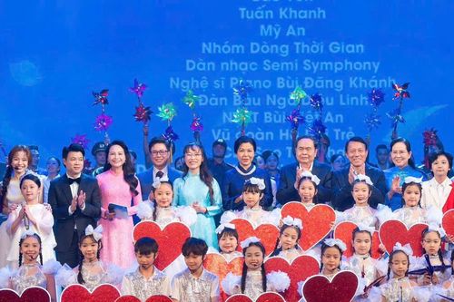 Chủ tịch Quốc hội Trần Thanh Mẫn dự Chương trình 'Kết nối yêu thương', chung tay hỗ trợ phụ nữ, trẻ em có hoàn cảnh đặc biệt khó khăn