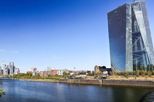 ECB trước lựa chọn khó: Tăng lãi suất hay chờ thị trường tự thắt chặt?