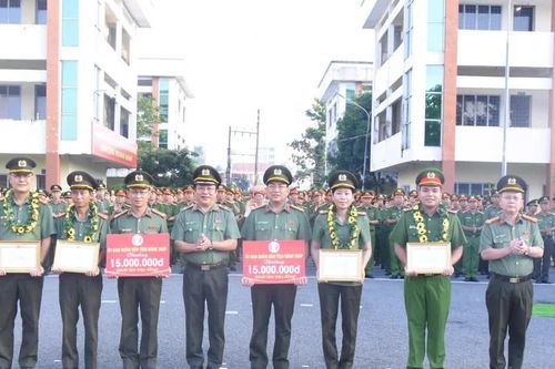 Khen thưởng thành tích phá đường dây mua bán hóa đơn và trốn thuế